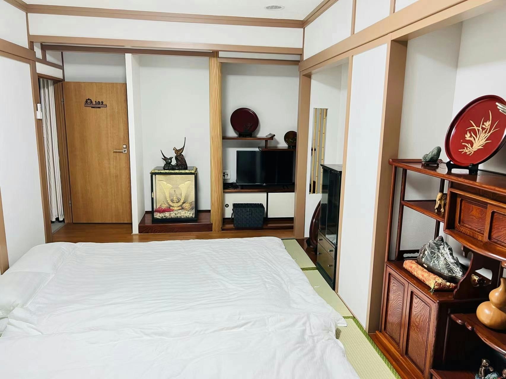 24時間出入り自由!高松の中心街の近くに位置し、観光や買い物も楽しめます!和室のお部屋になります!